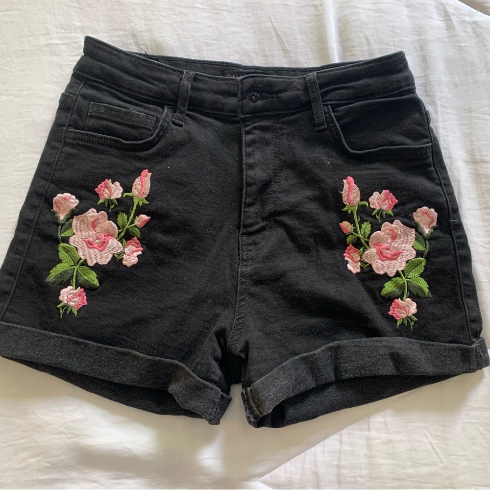 GUESS Women's Black Embroidered Floral Denim Jean Shorts - Size 27